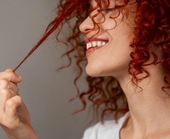 mujer-joven-de-talla-media-con-el-cabello-rizado
