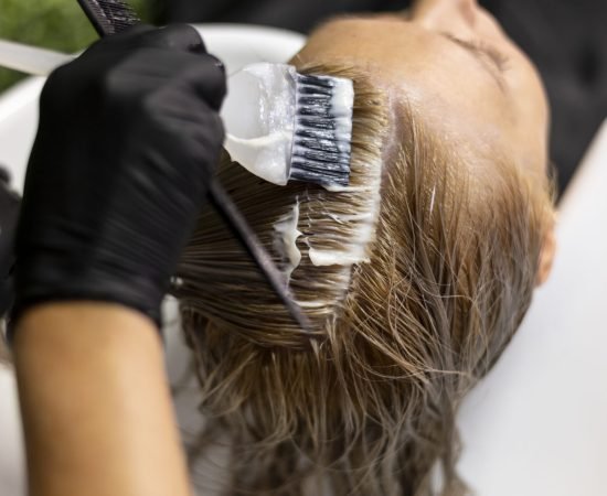 mujer-lavando-su-cabello-en-el-salon-de-belleza